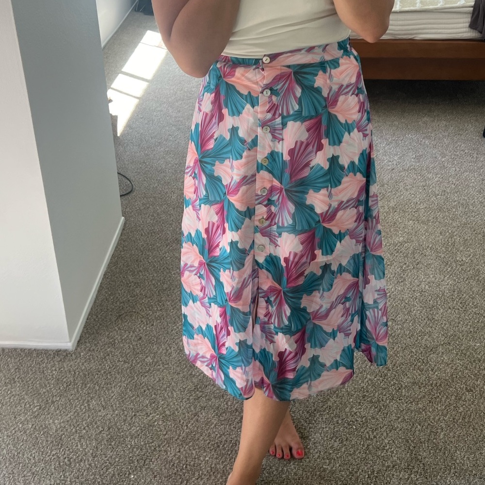 Flowers skirt perfect for summer! Small from Simons, Canada!
